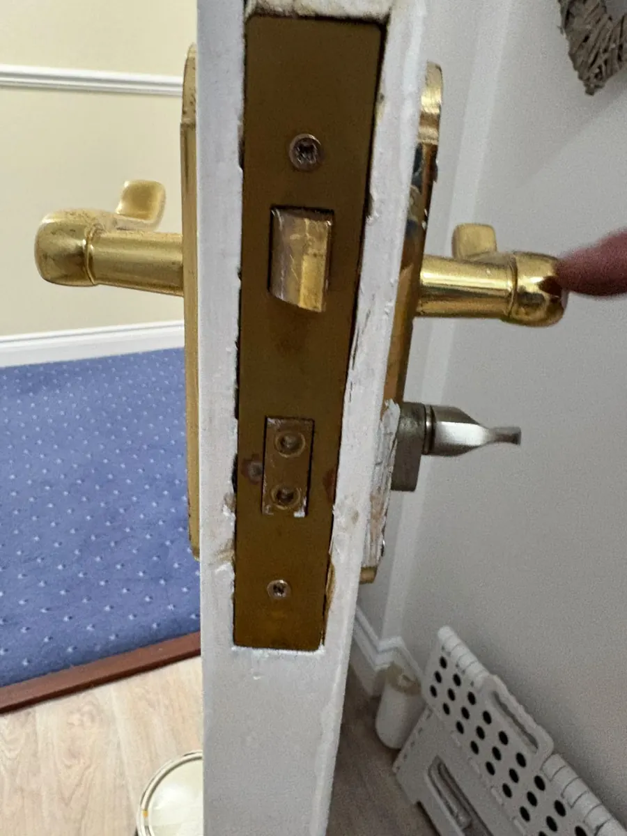 A mortice sashlock fitted to a door edge.